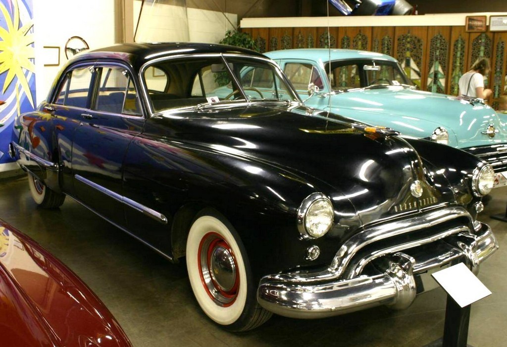 OLDSMOBILE SERIES 90 FUTURAMIC SEDAN